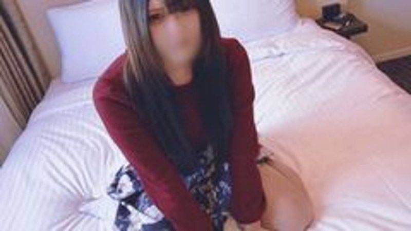 【露脸】咖啡厅女服务生Kana，生活困难急需支援。禁欲8天的愤怒中年男人肉棒无套大量射精。