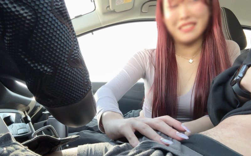 请求F罩杯巨乳美女在车内手淫及口交让我射精